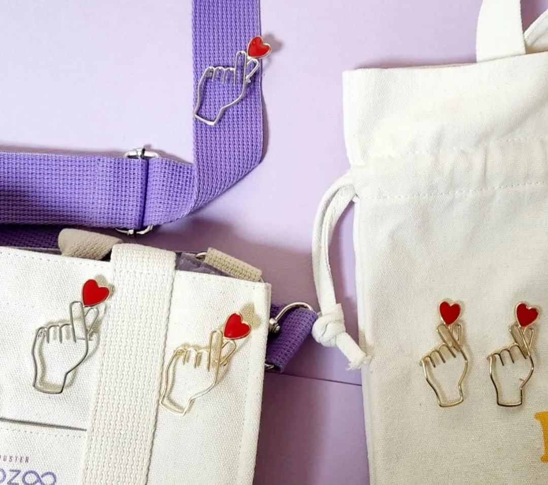Brooches Heart Finger for K-Pop Pins Love Heart Hand Pins Korean Symbol Love 2 pcs Pin for Clothing Decoration Army Gift merch