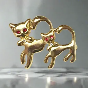 Elegant 9ct Gold Plated Twin Cats Brooch – Crystal-Set Feline Charm
