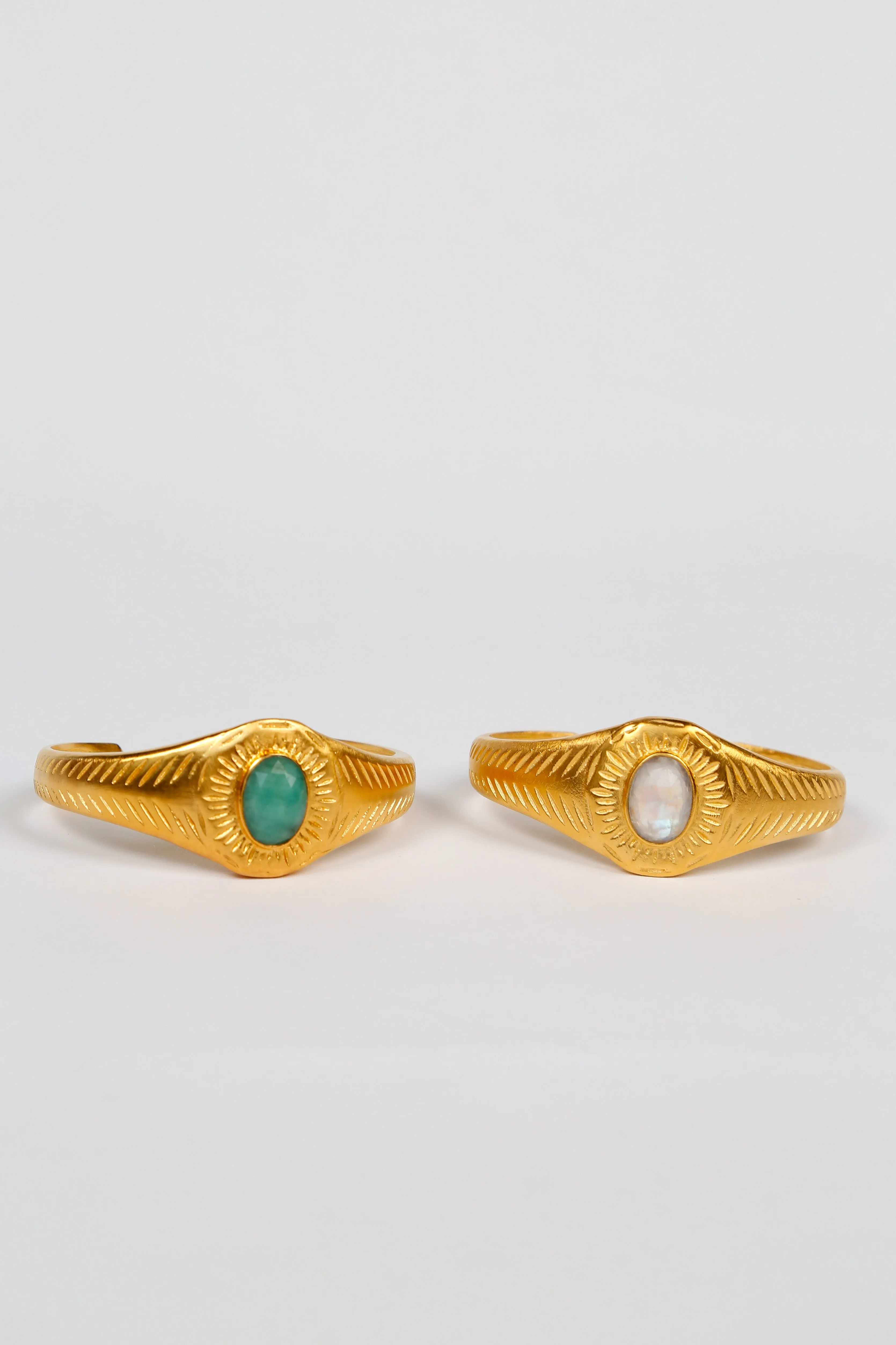 HANKA Osiris Bangle in Moonstone
