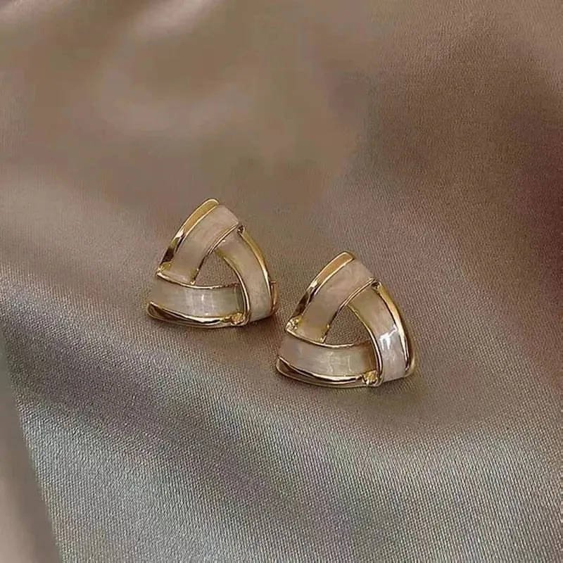 Pair of High-end Geometric Triangle Milk White Drip Oil Earrings Women French Retro Style Simple Design Unique Ear Jewelry