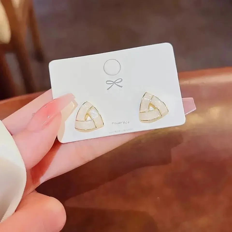 Pair of High-end Geometric Triangle Milk White Drip Oil Earrings Women French Retro Style Simple Design Unique Ear Jewelry