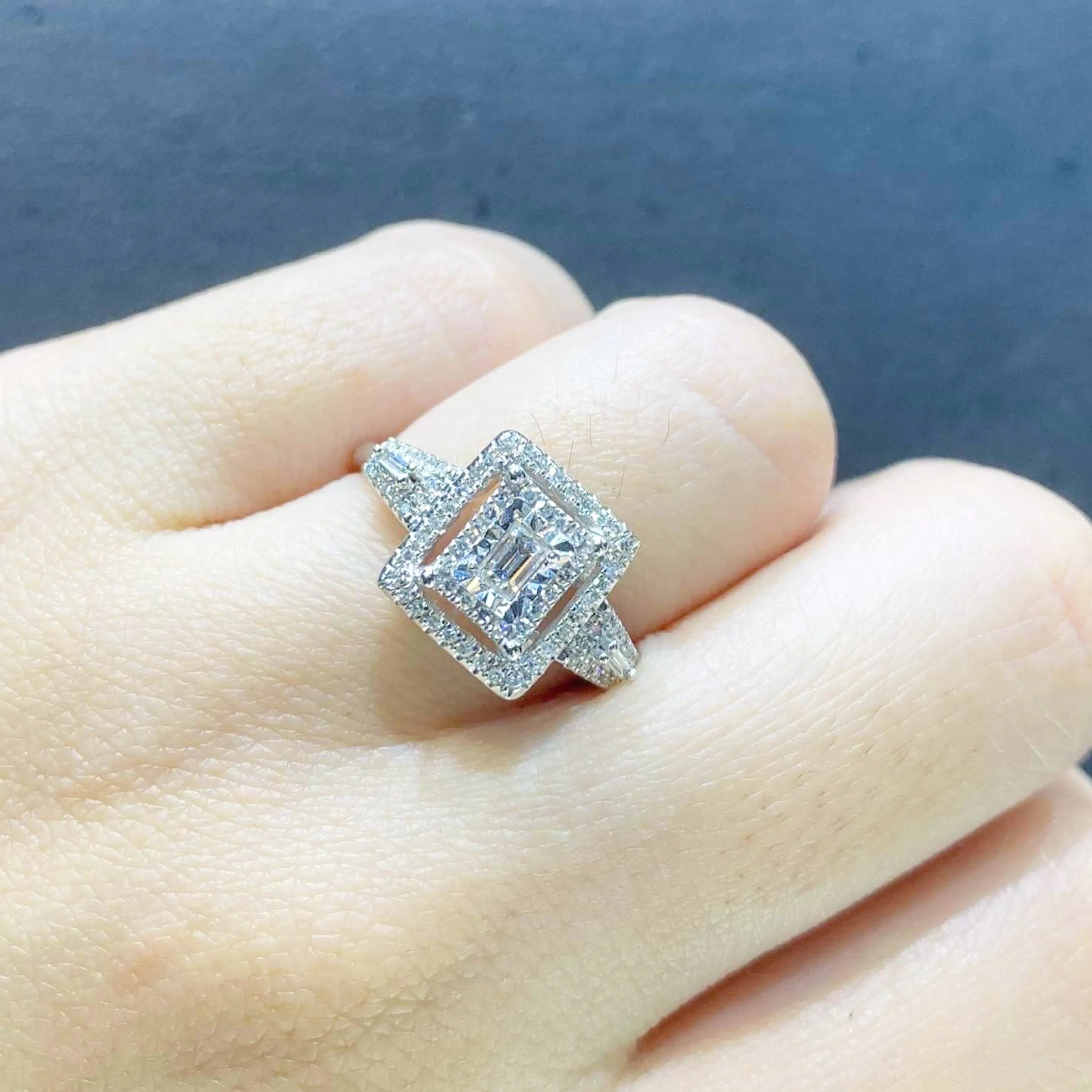 PREORDER | Classic Emerald Cathedral Diamond Ring 14kt