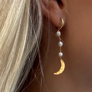 Small Hoop Earrings Crescent Moons Gold plated with freshwater pearls