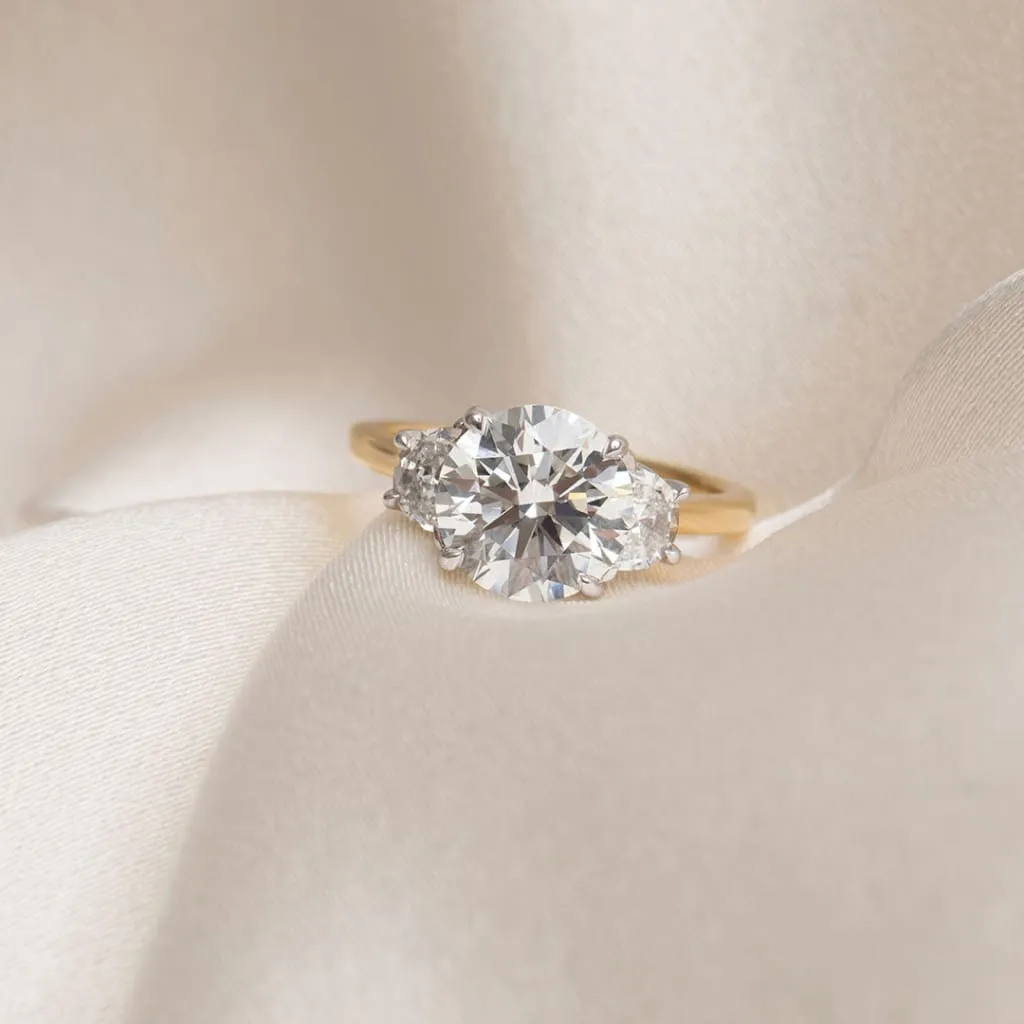 WINTER 3.50ct | Round 3-Stone Lab Grown Diamond Set in 18ct Gold