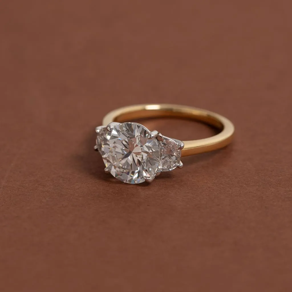 WINTER 3.50ct | Round 3-Stone Lab Grown Diamond Set in 18ct Gold